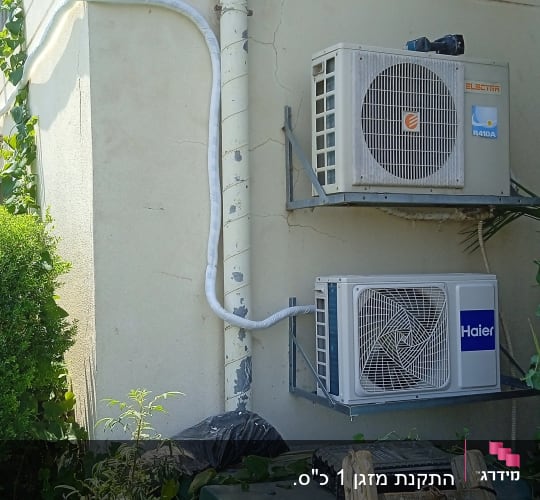 שני מזגנים מותקנים על קיר חיצוני עם צינורות חיבור